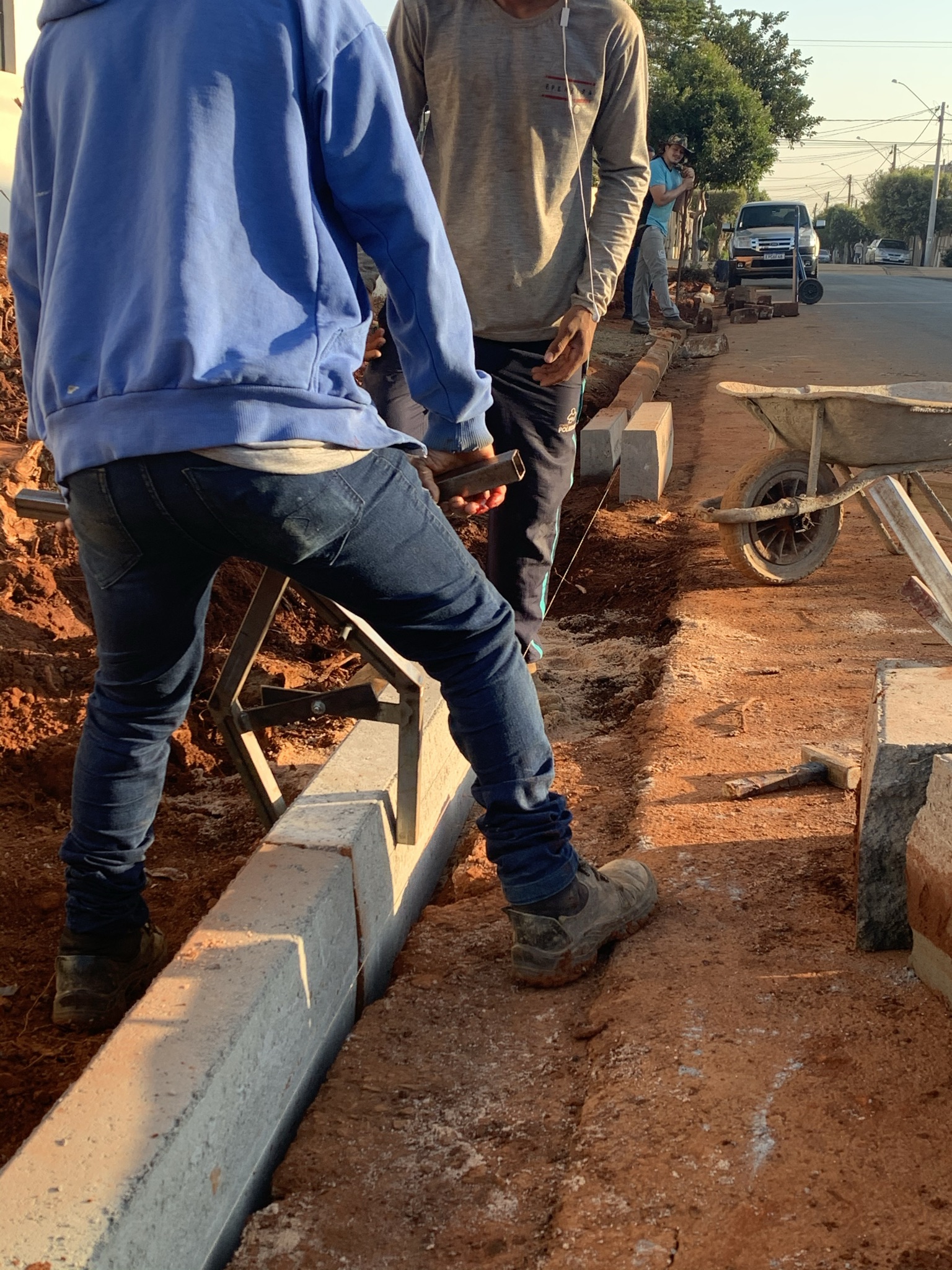 REFORMA DE GUIAS DE CONCRETO EM PRAÇA PÚBLICA - foto 8