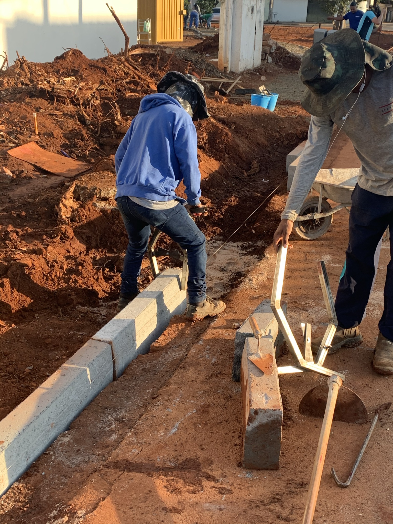 REFORMA DE GUIAS DE CONCRETO EM PRAÇA PÚBLICA - foto 7