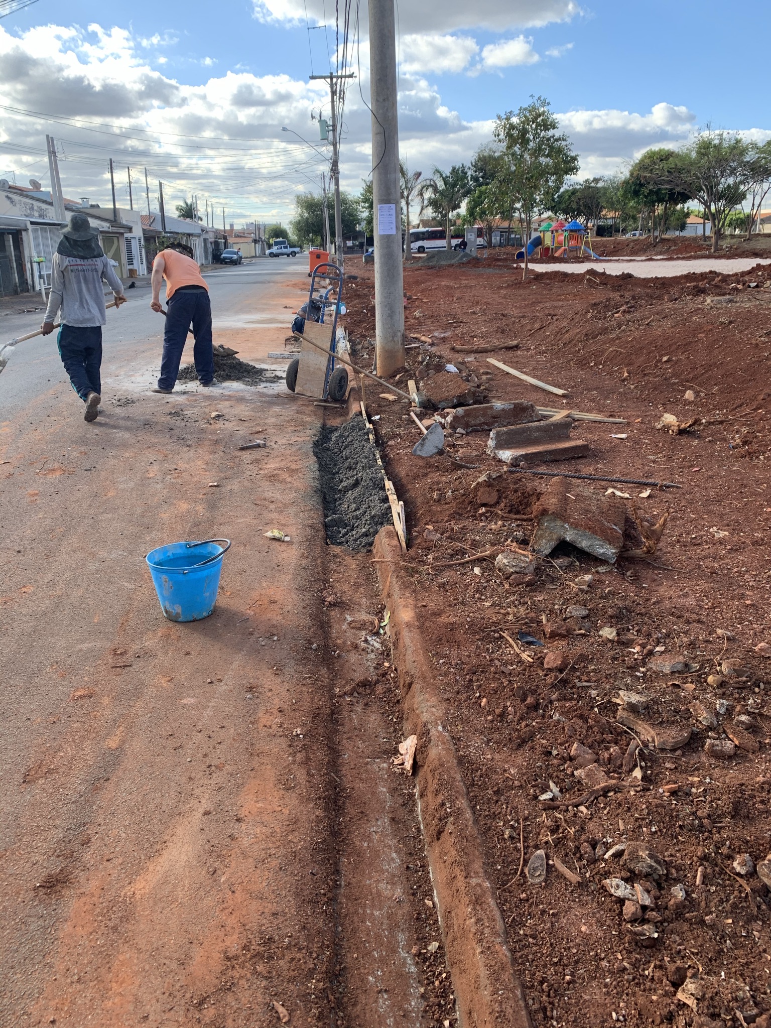 REFORMA DE GUIAS DE CONCRETO EM PRAÇA PÚBLICA - foto 15